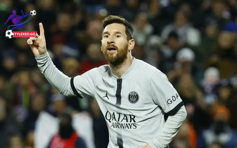 Messi từng khoác áo PSG chơi bóng ở Ligue 1