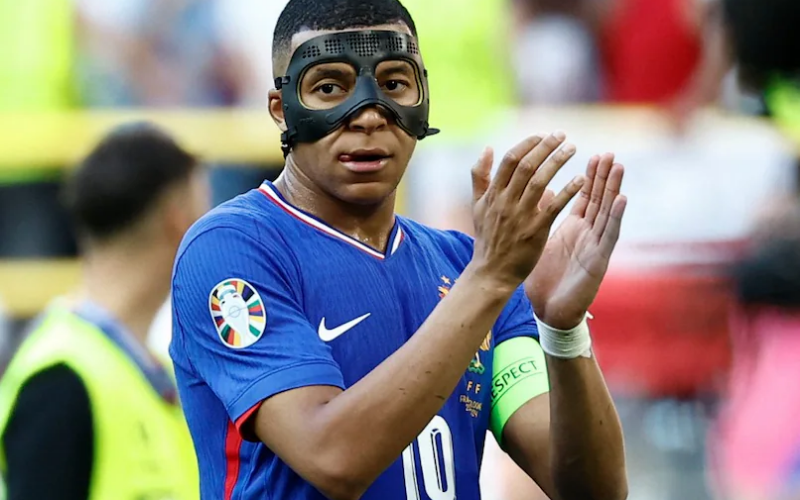 Mbappe đeo mặt nạ khi ra sân thi đấu